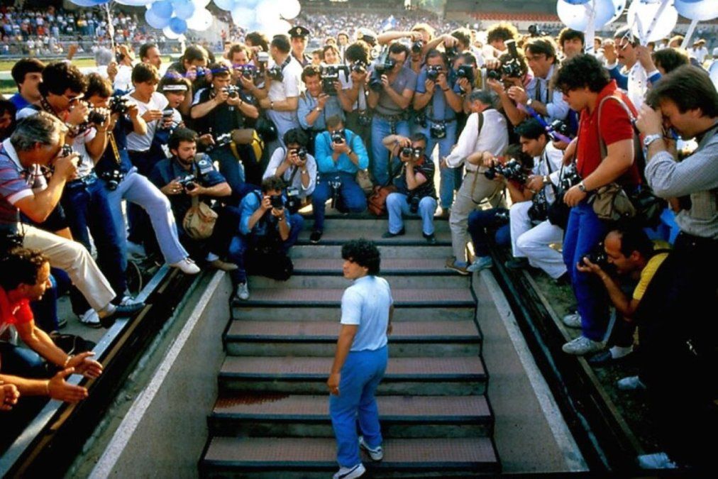 Un día como hoy Diego Maradona era presentado en Nápoli.