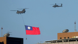 Taiwán luce su bandera en el cielo de Taipei.
