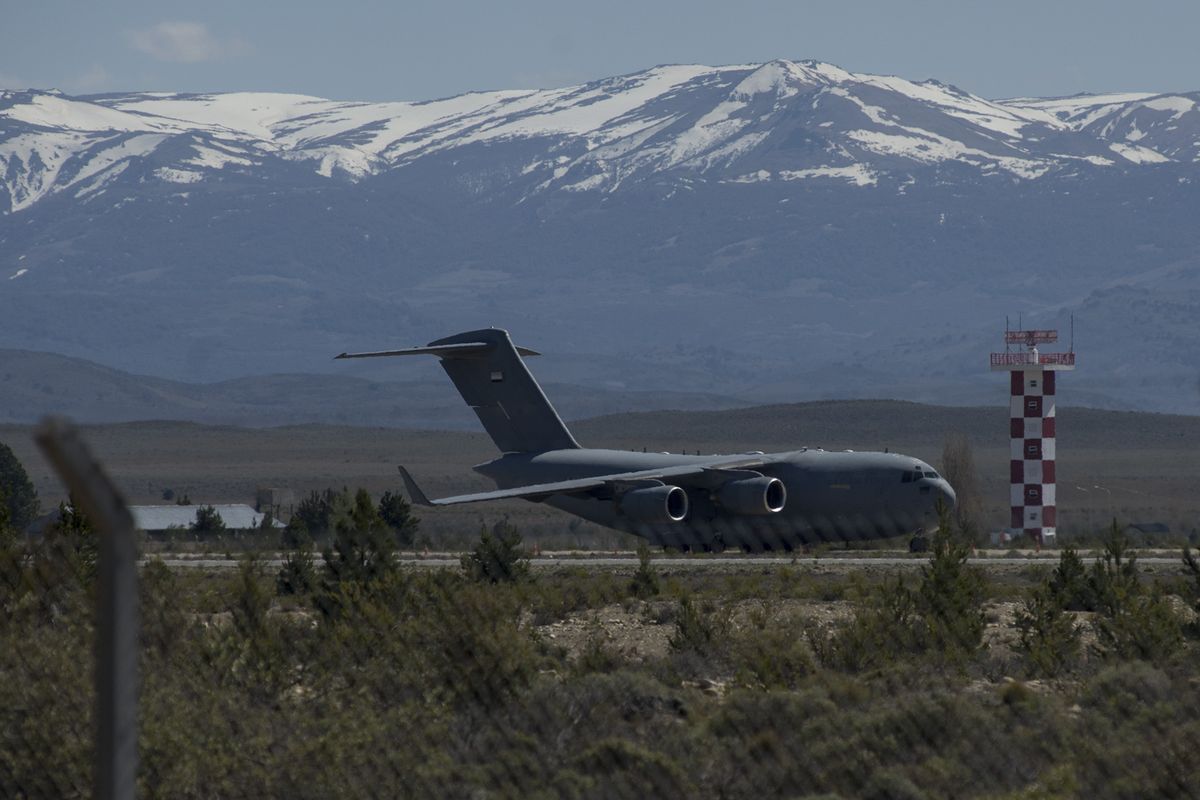 Finalmente, el avión de Emiratos Árabes descargó las partes de una estación satelital y se retiró de Bariloche. Foto: Bariloche 2000.