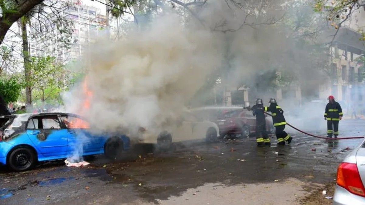 Vehículos incendiados frente al Congreso. Foto: José Bogado.