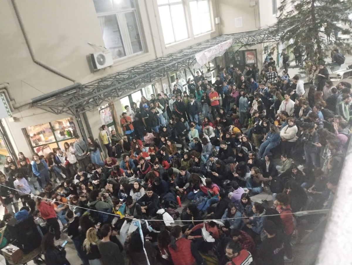 Unos mil estudiantes de Filosofía de la UBA, reunidos en asamblea, decidieron la toma Unos mil estudiantes de Filosofía de la UBA, reunidos en asamblea, decidieron la toma