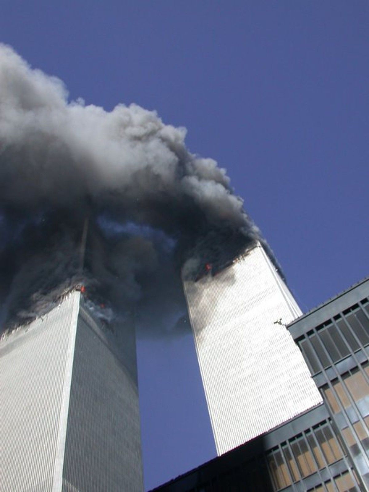 Una foto nunca antes vista tomada por un empleado del Servicio Secreto: Las torres del World Trade Center después de que ambos aviones golpearan los edificios. 