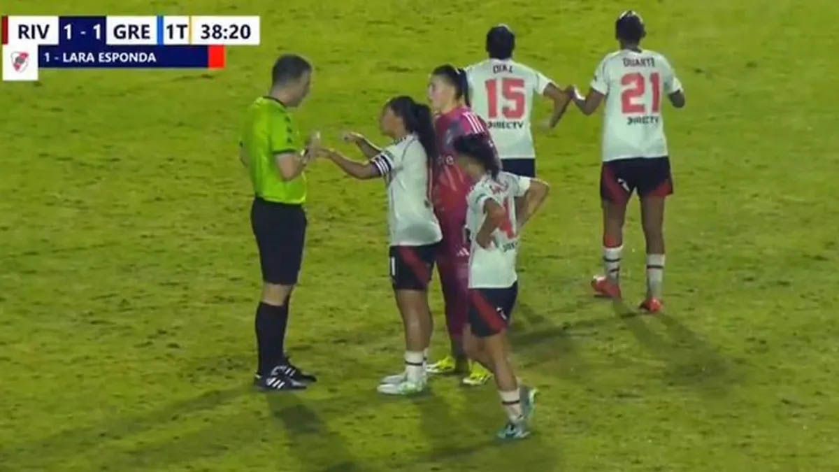 Las jugadoras de River seguirán detenidas en Brasil tras el gesto racista ante los hinchas de Gremio y se duda si serán liberadas antes de Navidad y Año Nuevo. (Foto: Captura de TV) Las jugadoras de River seguirán detenidas en Brasil tras el gesto racista ante los hinchas de Gremio y se duda si serán liberadas antes de Navidad y Año Nuevo. (Foto: Captura de TV)