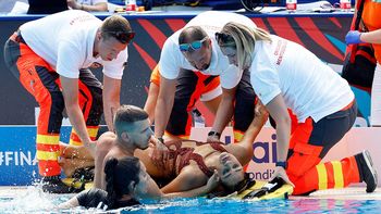 La nadadora Anita Álvarez, delequipo estadounidense de nado sincronizado, sufrió un desmayo debajo del agua yfue rescatada por su entrenadora. La nadadora Anita Álvarez, delequipo estadounidense de nado sincronizado, sufrió un desmayo debajo del agua yfue rescatada por su entrenadora.