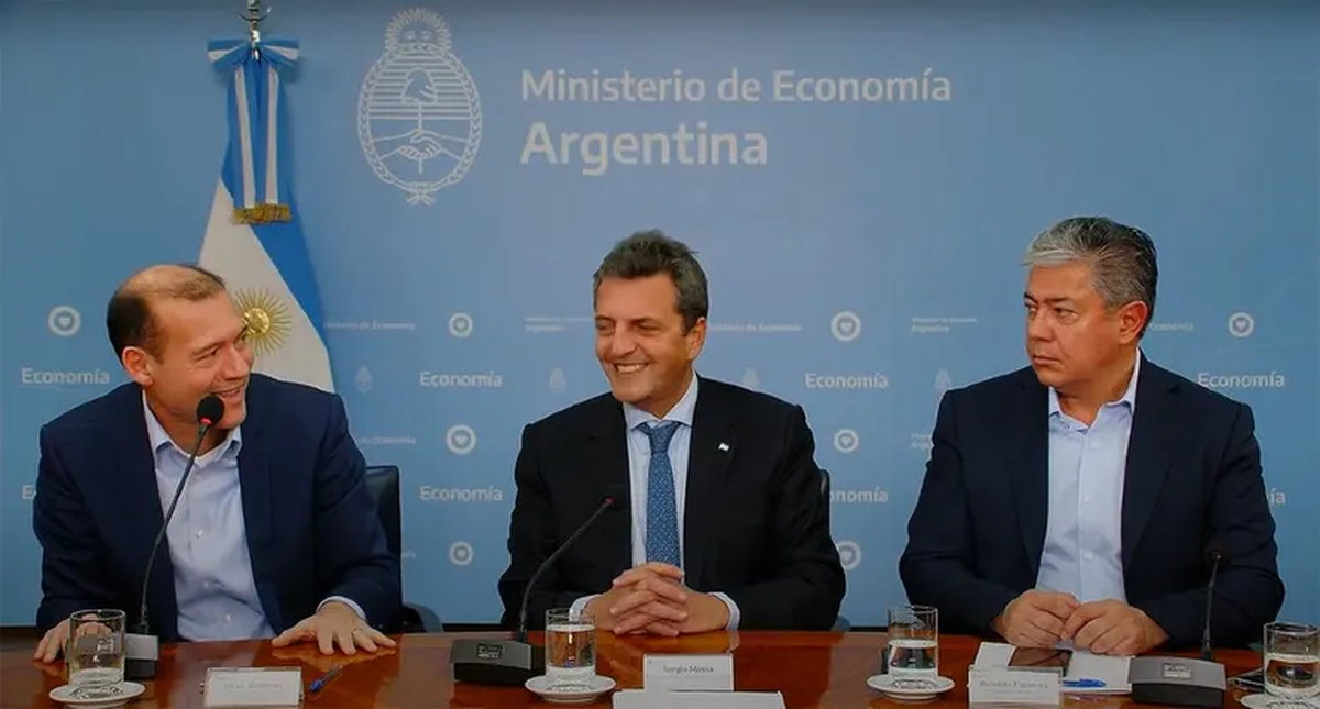 La foto será una señal en favor de Sergio Massa, incluso frente a Juntos por el Cambio que califica a Neuquén como uno de sus distritos "aliados", tal como sostuvo esta semana, por citar un caso, el gobernador electo de Chubut, 'Nacho' Torres. La foto será una señal en favor de Sergio Massa, incluso frente a Juntos por el Cambio que califica a Neuquén como uno de sus distritos "aliados", tal como sostuvo esta semana, por citar un caso, el gobernador electo de Chubut, 'Nacho' Torres.