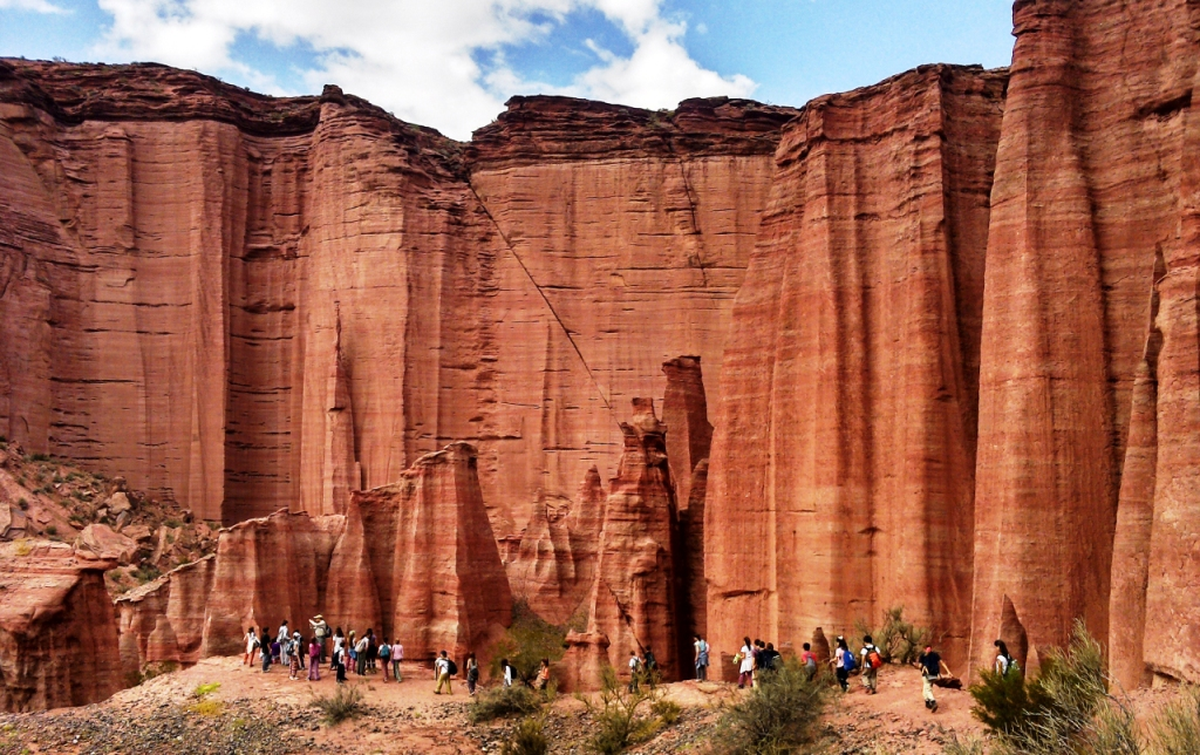 En esta excursión los turistas pueden descender y caminar entre las inmensas paredes rojizas. Foto: Runacay Viajes y Turismo