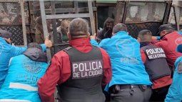 La Policía de la Ciudad intenta impedir el avance de los manifestantes en la Legislatura porteña.