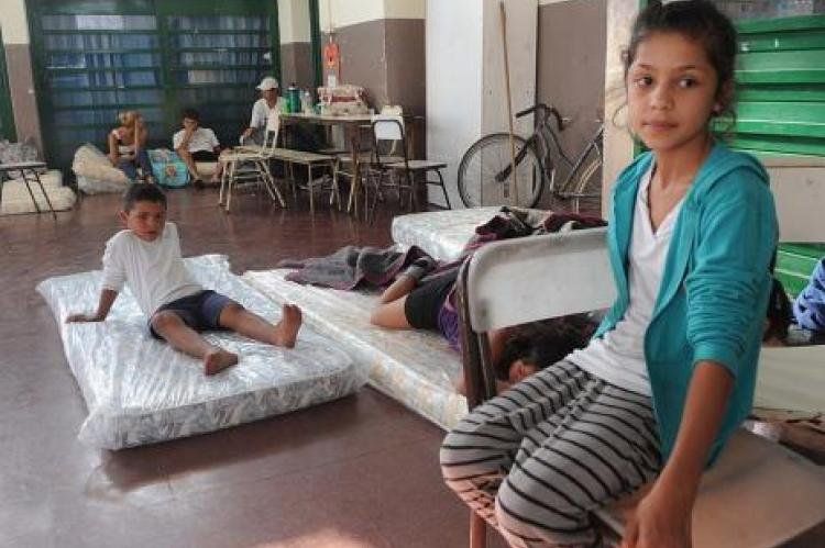 Una escuela de La Plata funcionando como refugio de evacuados.