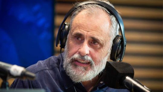 Jorge Rial pega el volantazo y abandona la radio en pleno reacomodo interno del Grupo Indalo. Algo se mueve fuerte en el corazón del universo kirchnerista. Jorge Rial pega el volantazo y abandona la radio en pleno reacomodo interno del Grupo Indalo. Algo se mueve fuerte en el corazón del universo kirchnerista.