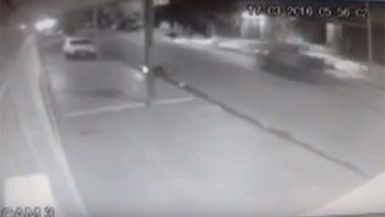 laferrere: el momento en que el patrullero se incrusta en la vivienda laferrere: el momento en que el patrullero se incrusta en la vivienda