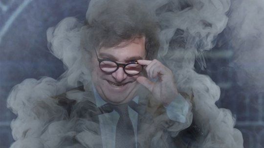 Javier Milei sigue prendiendo la máquina de humo... Javier Milei sigue prendiendo la máquina de humo...