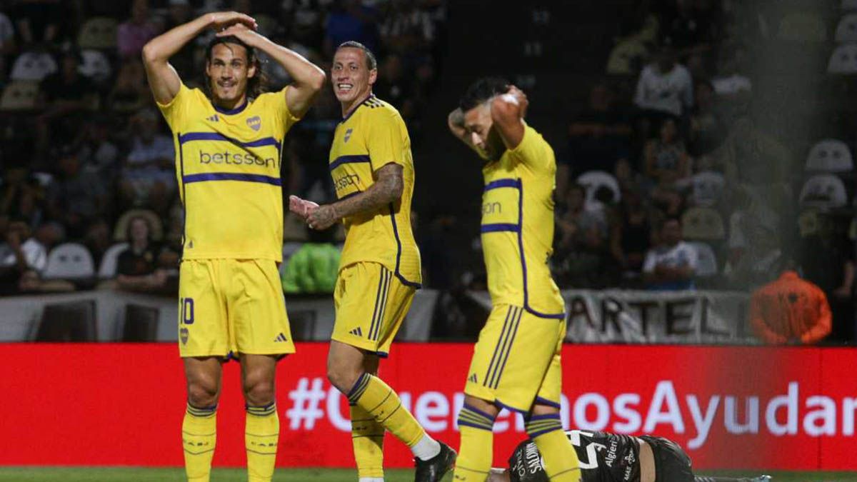 Edinson Cavani lamenta una ocasión de gol de Boca perdida durante el partido ante Platense. (FOTO: Noticias Argentinas)