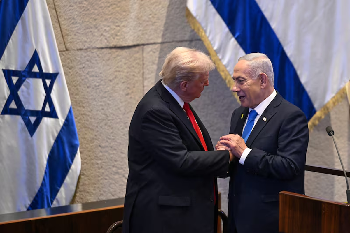 Trump y Netanyahu se reunirán para abordar el frágil alto al fuego en Gaza.El presidente estadounidense Donald Trump estrecha la mano del primer ministro israelí Benjamin Netanyahu en la Knesset, en Jerusalén, el 13 de octubre.(Photographer: Kenny Holston/Gett/Kenny Holston) Trump y Netanyahu se reunirán para abordar el frágil alto al fuego en Gaza.El presidente estadounidense Donald Trump estrecha la mano del primer ministro israelí Benjamin Netanyahu en la Knesset, en Jerusalén, el 13 de octubre.(Photographer: Kenny Holston/Gett/Kenny Holston)