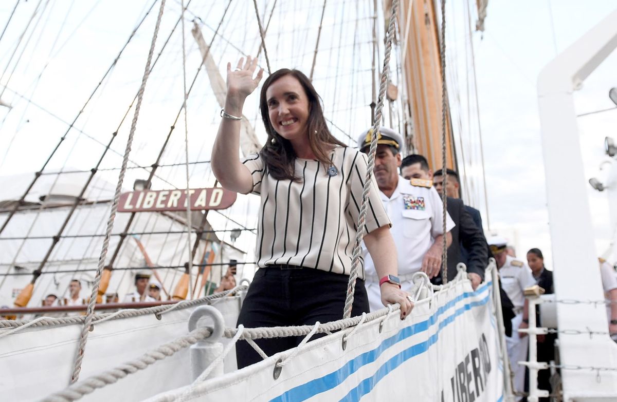 Vicky Villarruel bajando de la fragata. Vicky Villarruel bajando de la fragata.