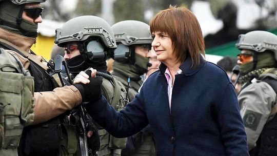 Van a ir con Molotovs: Patricia Bullrich echa leña al conflicto universitario