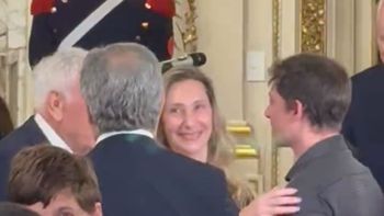 Frío saludo: Santiago Caputo no disimuló ni un poquito su fastidio con Karina Milei