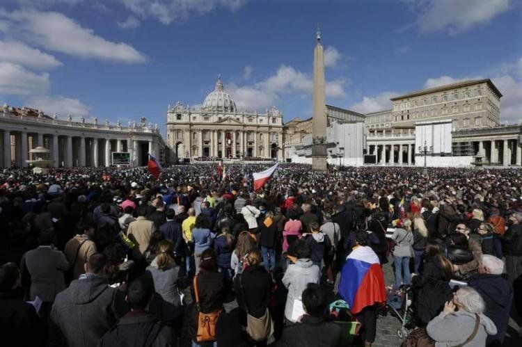 Creyentes en la Plaza de San Pedro, domingo 31/03/2013.