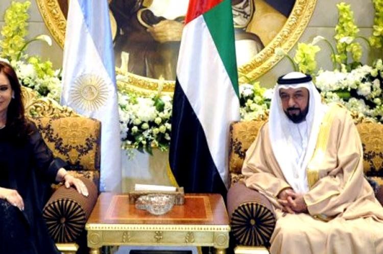 Muchos dudan de todo y dicen que es más jolgorio que trabajo.  Los K afirman que va en serio: La Presidenta mantuvo un encuentro bilateral con su par emiratí, Khalifa bin Al Nahayan, en el que se avanzó en acuerdos en materia de seguridad alimentaria y e