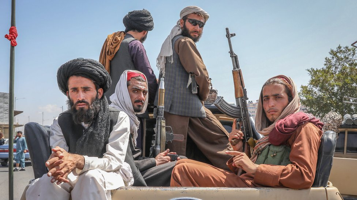Desde la llegada de los talibanes al poder, las limitaciones impuestas por la sharía (el sistema legal islámico se endurece) no han hecho más que endurecerse. Desde la llegada de los talibanes al poder, las limitaciones impuestas por la sharía (el sistema legal islámico se endurece) no han hecho más que endurecerse.
