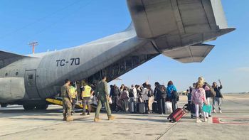 israel: evacuan a 49 argentinos pero piden otro avion israel: evacuan a 49 argentinos pero piden otro avion