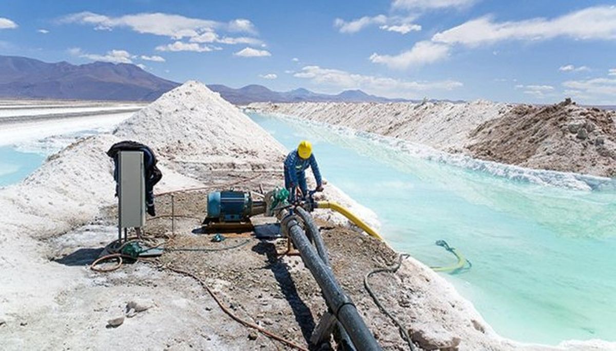 Stellantis busca litio argentino. Stellantis busca litio argentino. 