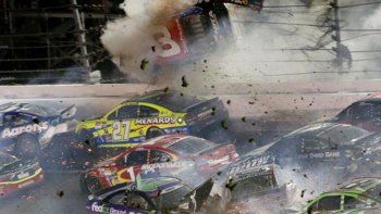 espectacular accidente en el nascar, un auto volo e hirio a espectadores (video) espectacular accidente en el nascar, un auto volo e hirio a espectadores (video)