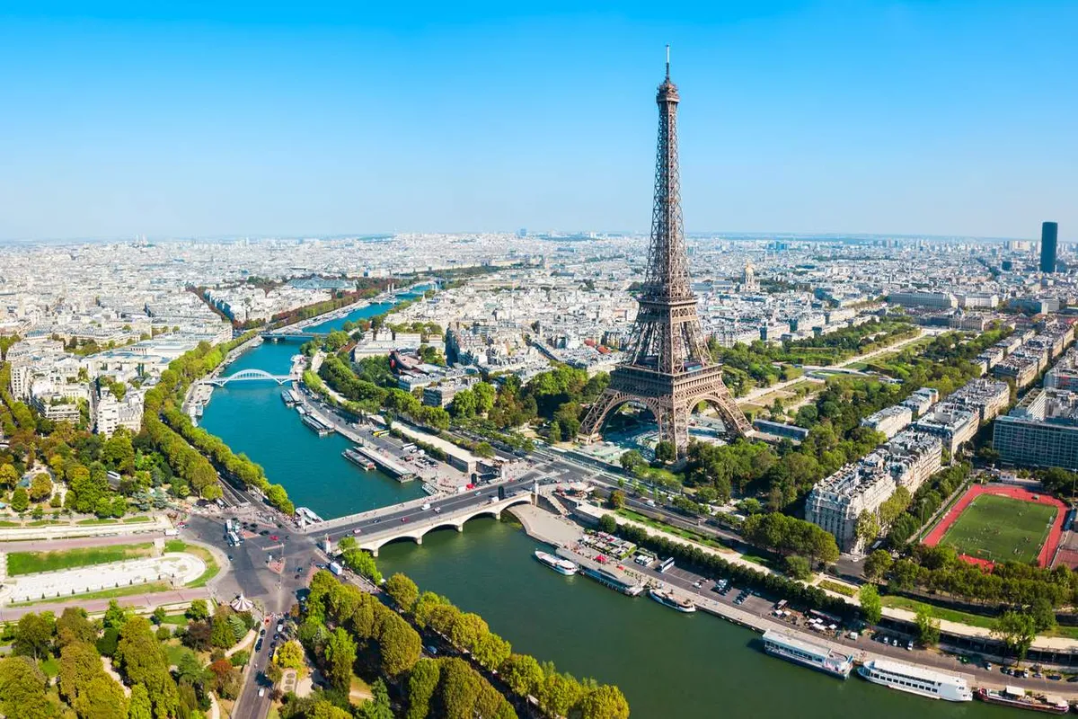 La Torre Eiffel en París es uno de los atractivos para el turismo.
