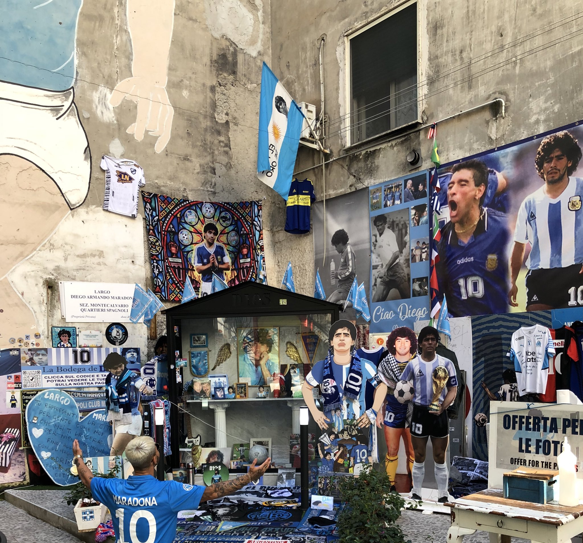 El santuario de Maradona por donde pasó a rezar Khvicha Kvaratskhelia. El santuario de Maradona por donde pasó a rezar Khvicha Kvaratskhelia.