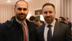 El hijo del presidente Jair Bolsonaro, Eduardo Bolsonaro, junto con el líder del partido ultraderechista español Vox, Santiago Abascal.&nbsp;