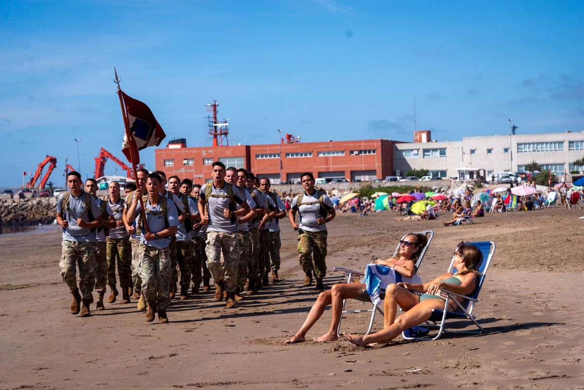 Militares argentinos en acci&oacute;n de RRPP.