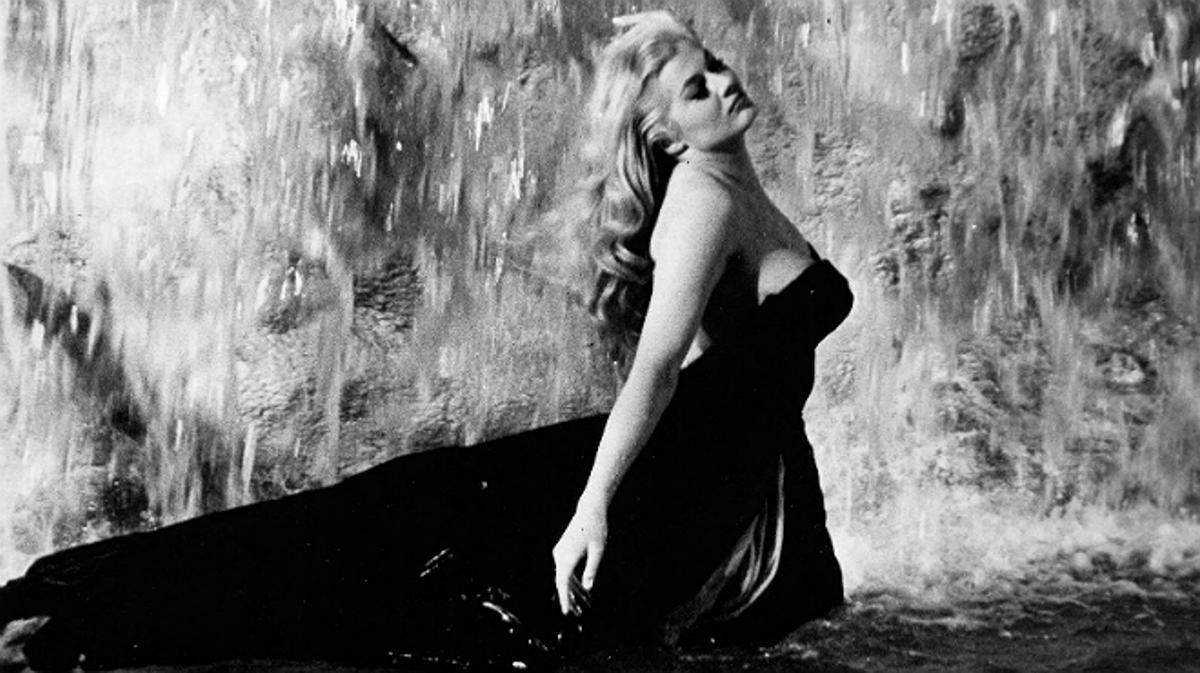 La Dolce Vita la consagró como un ícono eterno de la sensualidad. Su escena en la Fontana di Trevi fue histórica, pero también marcó el comienzo del acoso imparable de los paparazzi en su vida. La Dolce Vita la consagró como un ícono eterno de la sensualidad. Su escena en la Fontana di Trevi fue histórica, pero también marcó el comienzo del acoso imparable de los paparazzi en su vida.