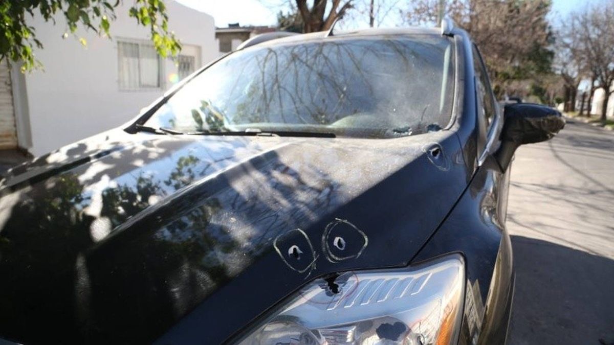 El auto baleado en Rosario. Foto: Rosario3.