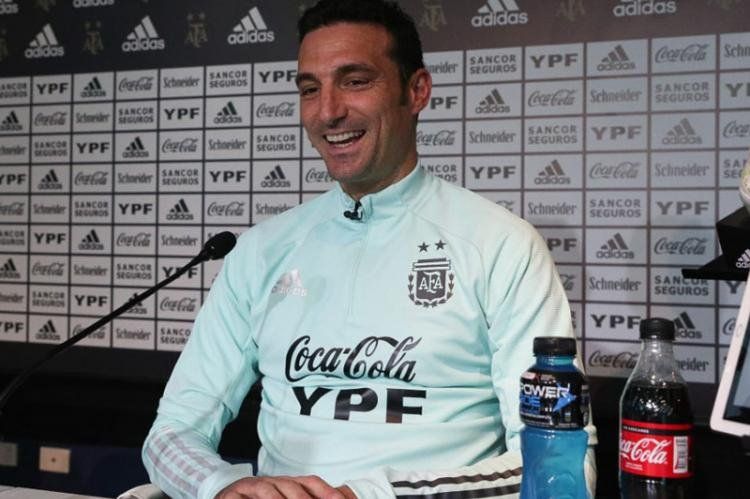 Imagen del director técnico de la Selección Argentina, Lionel Scaloni, durante la conferencia de prensa que ofreció en la tarde de este miércoles (07/10) en el predio de Ezeiza en la previa del partido frente a Ecuador de las Eliminatorias Sudamericanas p