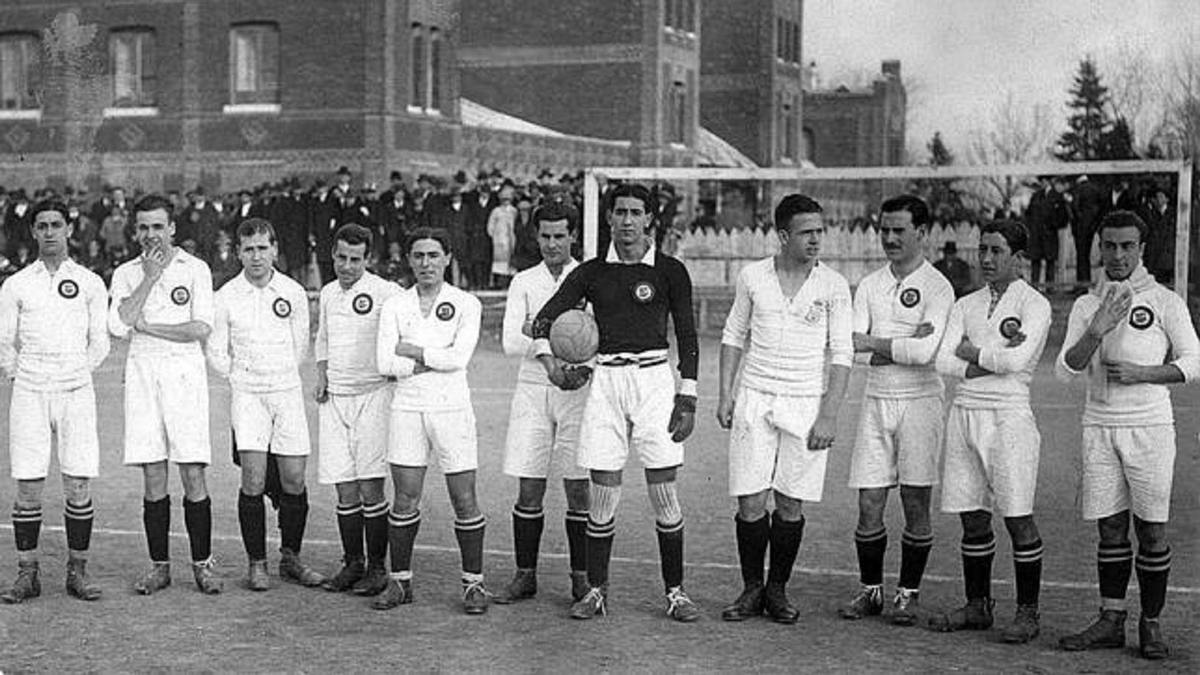 El Real Madrid creció exponencialmente durante la década de 1920, durante la cual aumentó la cantidad de sus socios. Sus aportes al fútbol español, como la creación de la Copa del Rey, le valieron la palabra El Real Madrid creció exponencialmente durante la década de 1920, durante la cual aumentó la cantidad de sus socios. Sus aportes al fútbol español, como la creación de la Copa del Rey, le valieron la palabra