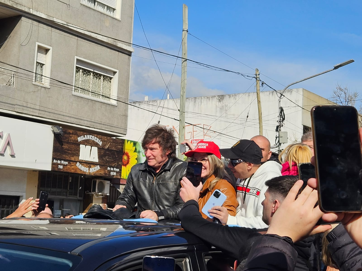 Javier Milei recorrió Ramos Mejía junto a Carolina Píparo y El Dipy. Javier Milei recorrió Ramos Mejía junto a Carolina Píparo y El Dipy. 