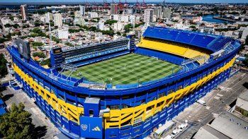 La cancha de Boca, más conocida como La Bombonera, sufrió un allanamiento a raíz de una denuncia de venta de entradas falsas por parte de cuatro socios. La cancha de Boca, más conocida como La Bombonera, sufrió un allanamiento a raíz de una denuncia de venta de entradas falsas por parte de cuatro socios.