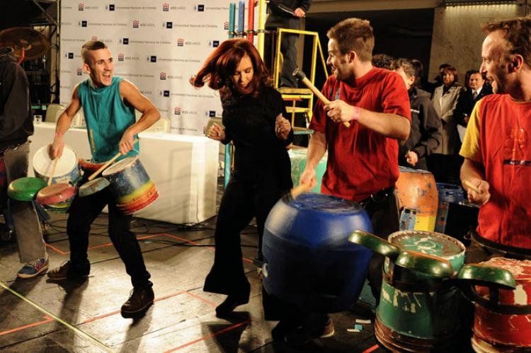 Cristina Fernández bailando, días atrás, en un acto por el 400 aniversario de la Universidad Nacional de Cordoba. (Foto NA/Presidencia)