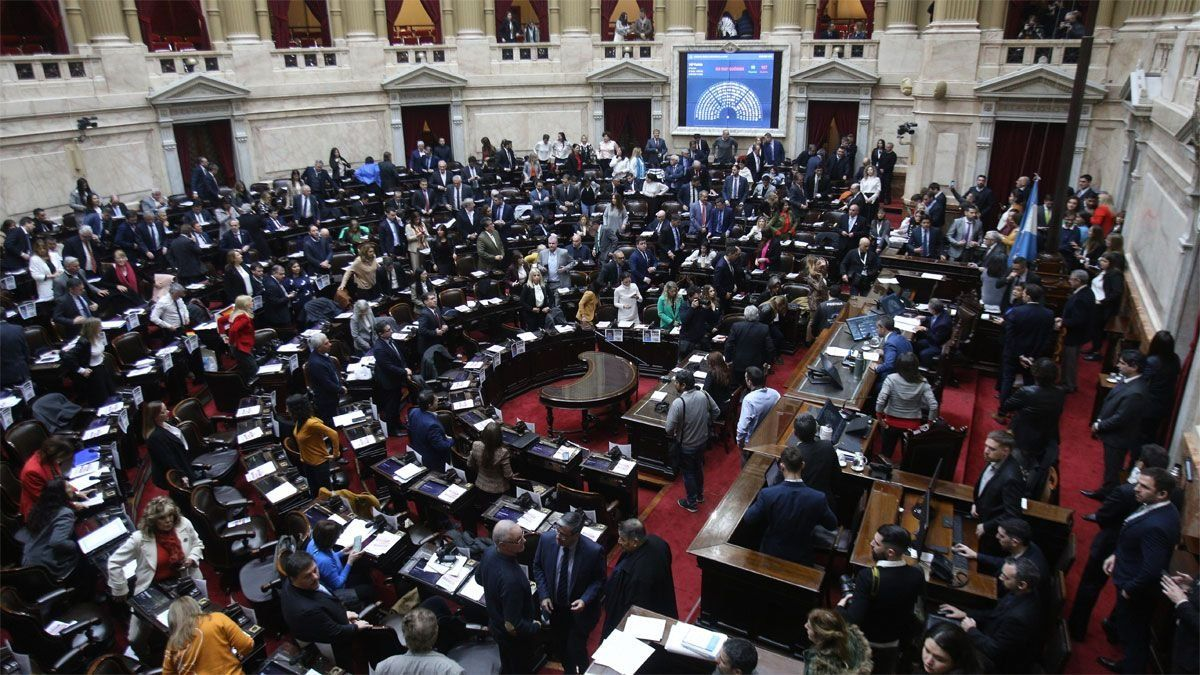 El Gobierno necesitaría unos 20 diputados más para asegurarse la media sanción a la privatización de Aerolíneas Argentinas en Diputados. El Gobierno necesitaría unos 20 diputados más para asegurarse la media sanción a la privatización de Aerolíneas Argentinas en Diputados.