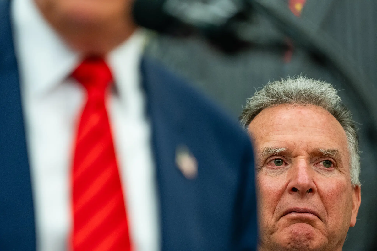 El rostro de Steve de Witkoff se veía tras la imagen borrosa de una persona con traje azul y corbata roja. | GENTILEZA THE NEW YORK TIMES El rostro de Steve de Witkoff se veía tras la imagen borrosa de una persona con traje azul y corbata roja. | GENTILEZA THE NEW YORK TIMES