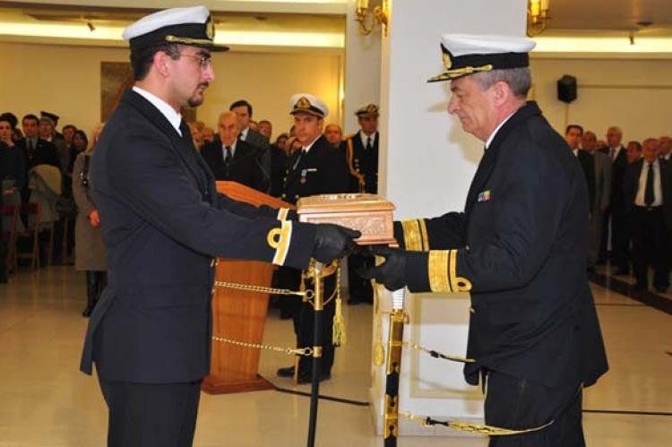 El contralmirante Erice (der.) recibe de manos del teniente de corbeta Walter Contreras el cofre con la insignia de mando que lo acompañó durante su gestión como subjefe de la Armada.
