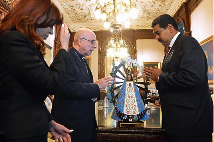 Cristina junto al Arzobispo de Mercedes y Luján, Monseñor Agustín Radrizzani, obsequiaron una imagen de la Virgen de Luján a Nicolás Maduro (Foto: Presidencia 08/05/2013)