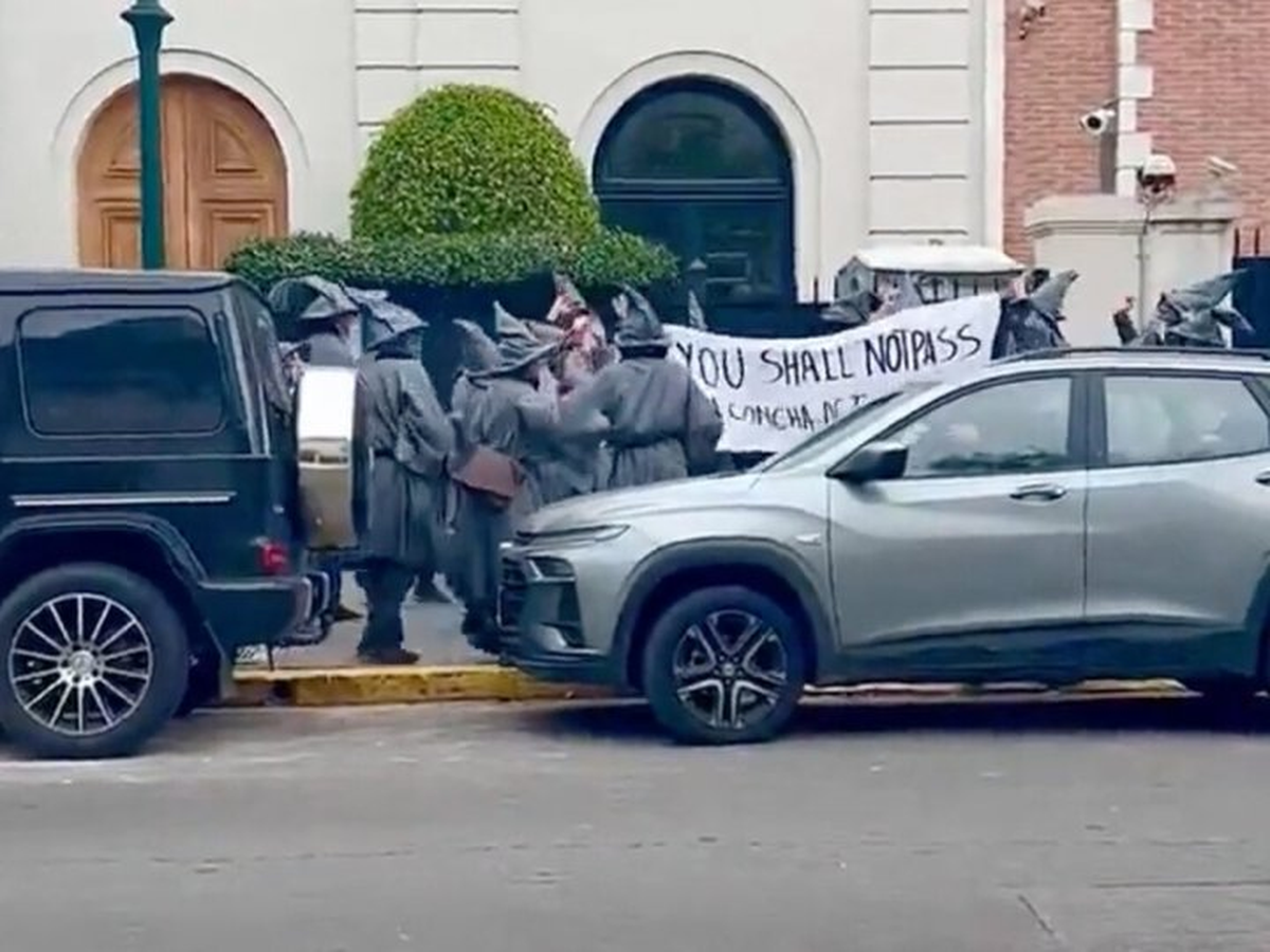 Disfrazados de Gandalf, protestaron frente a la casa de Peter Thiel, en Barrio Parque, Palermo. La protesta cuestion&oacute; el desembarco de Thiel en Argentina, sus v&iacute;nculos con Milei y sus negocios en Vaca Muerta.
