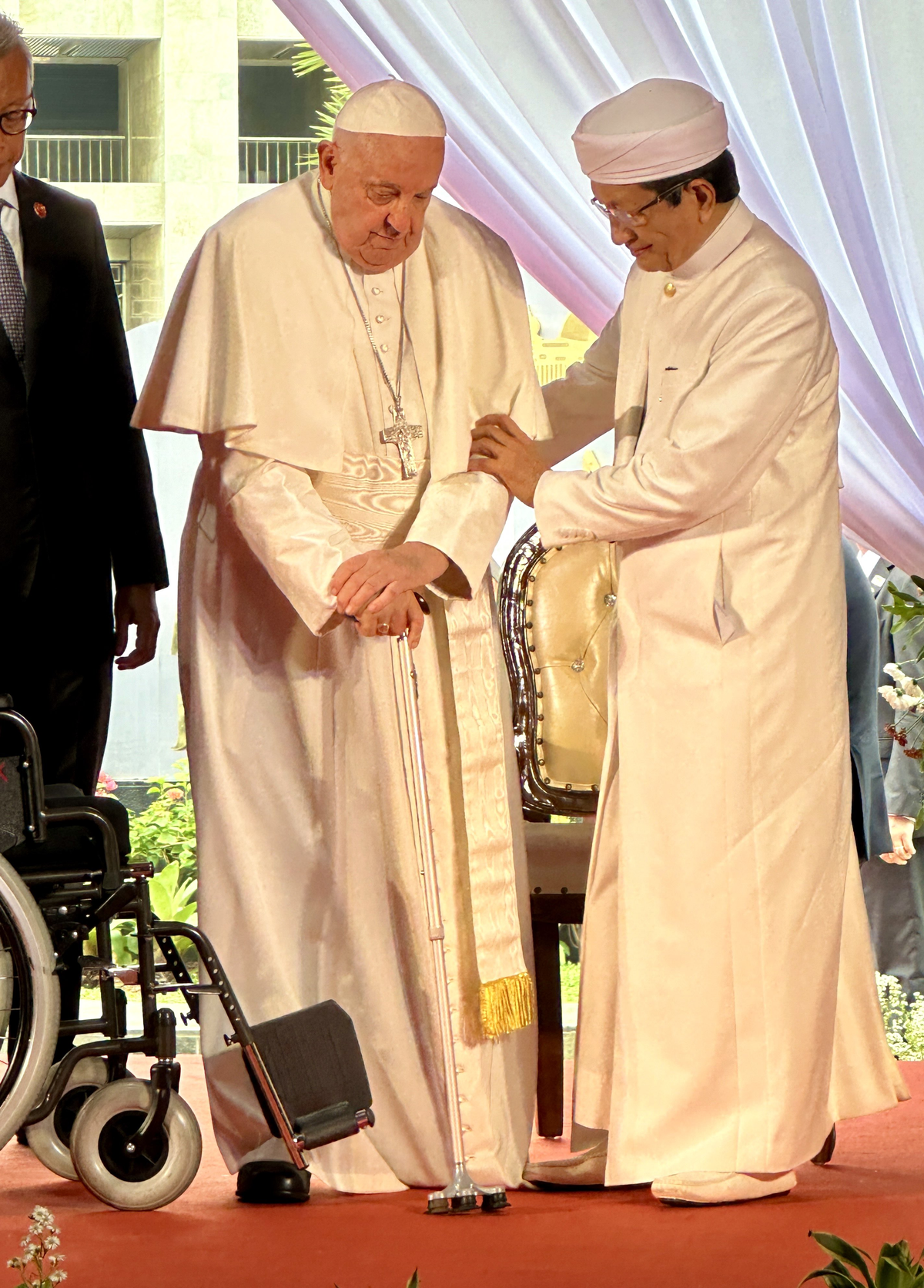 El Papa Francisco junto al Gran Imán de Indonesia, Nasaruddin Umar. El Papa Francisco junto al Gran Imán de Indonesia, Nasaruddin Umar.