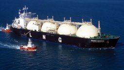 YPF eligió manejarse con barcos y no con plantas fijas de GNL