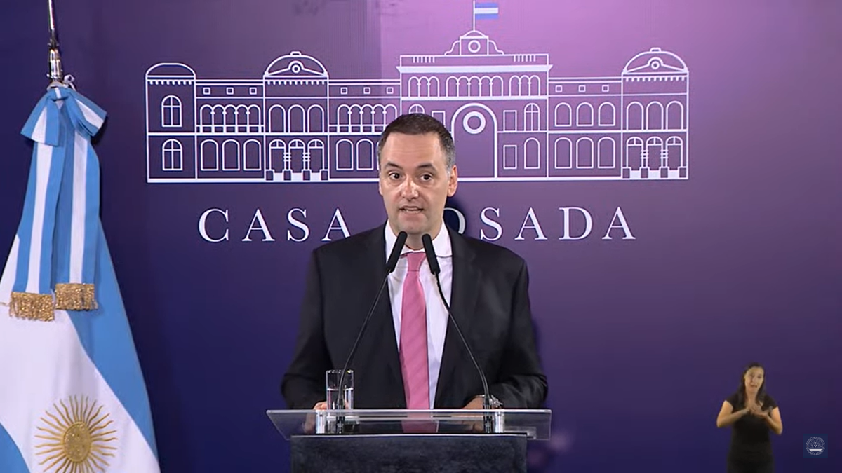 El vocero presidencial, Manuel Adorni, no quiso hablar de los gremios que salieron a cuestionar las medidas económicas de Luis Caputo y prefirió confrontar con los diputados de UxP. El vocero presidencial, Manuel Adorni, no quiso hablar de los gremios que salieron a cuestionar las medidas económicas de Luis Caputo y prefirió confrontar con los diputados de UxP.