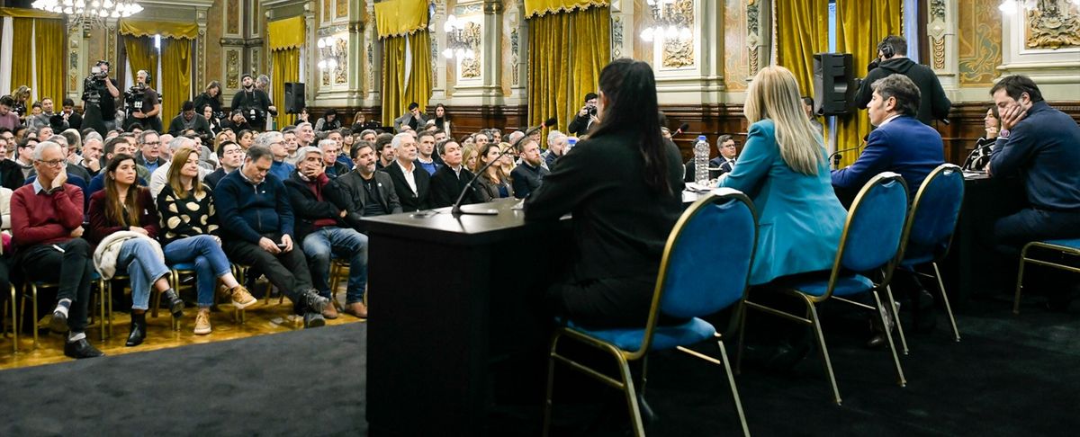 Axel Kicillof con intendentes bonaerenses. Axel Kicillof con intendentes bonaerenses.