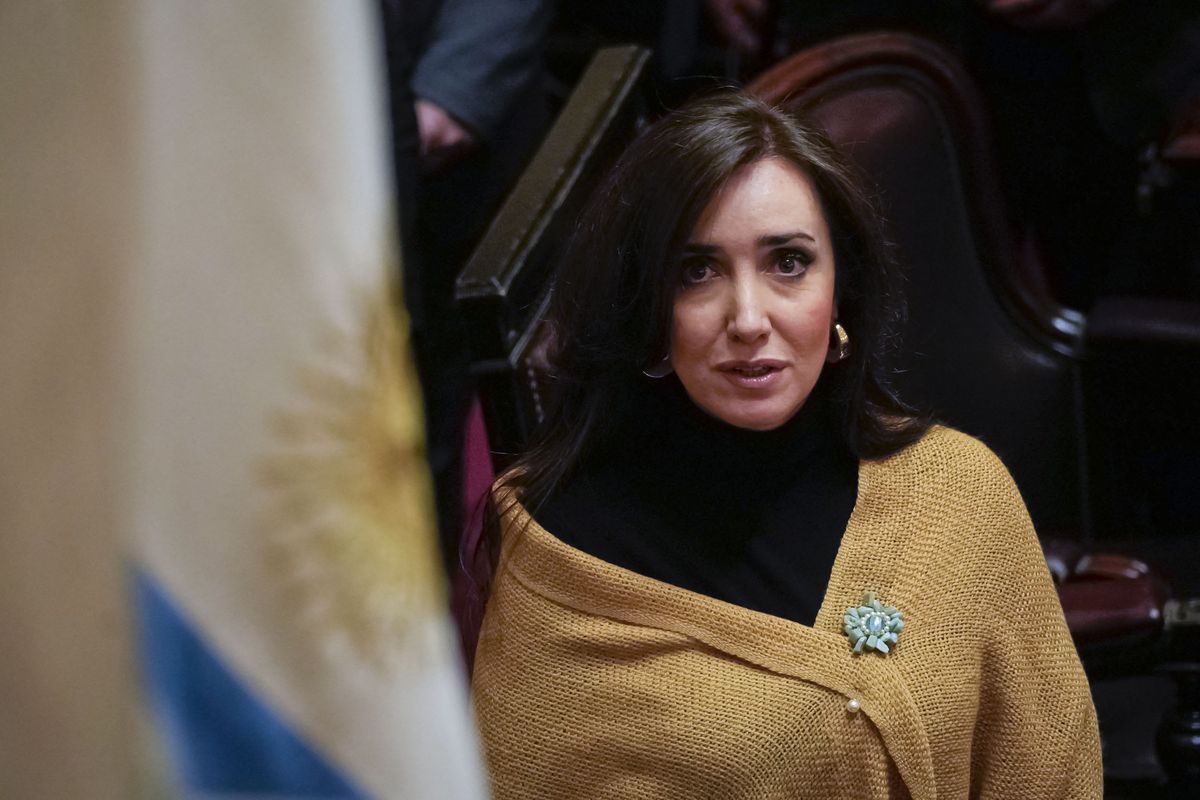 La vicepresidenta Victoria Villarruelen Chivilcoy de un acto de homenaje a los veteranos y caídos en la Guerra de Malvinas y explicó que a diferencia de los 2 años anteriores esta vez no fue parte de la tradicional vigilia en Tierra del Fuego porque no quería prestarse una foto que iba a ser manipulada por el peronismo y utilizada para "dirimir su interna". La vicepresidenta Victoria Villarruelen Chivilcoy de un acto de homenaje a los veteranos y caídos en la Guerra de Malvinas y explicó que a diferencia de los 2 años anteriores esta vez no fue parte de la tradicional vigilia en Tierra del Fuego porque no quería prestarse una foto que iba a ser manipulada por el peronismo y utilizada para "dirimir su interna".