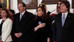 altText(Cristina, en declive, se aferra a la estampita peronista)}