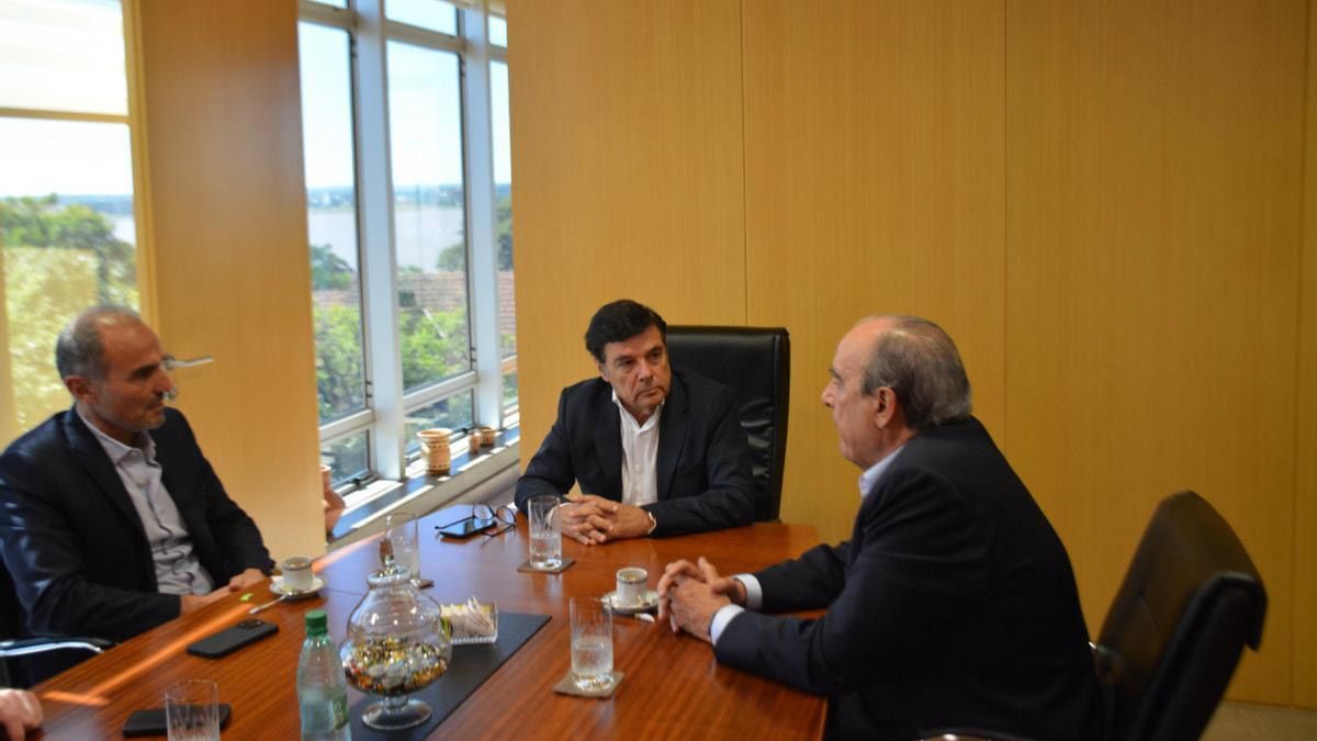En la cabezera, Carlos Rovira, jefe pol&iacute;tico del gobierno misionero, en una reuni&oacute;n con Guillermo Francos y Lule Menem.&nbsp;