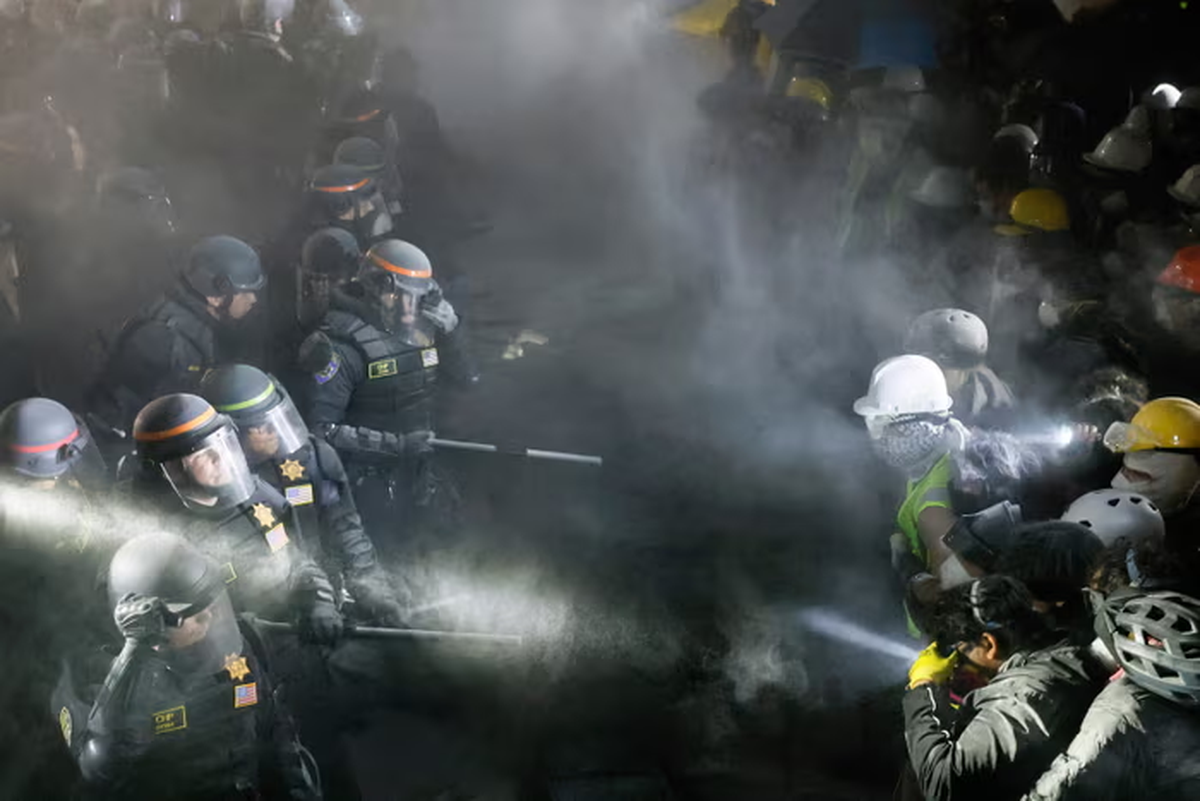 Preocupante choque entre manifestantes y la policía. Preocupante choque entre manifestantes y la policía.
